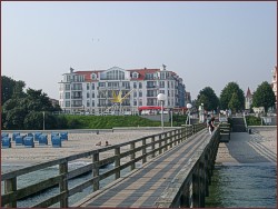Ferienwohnungen Kühlungsborn: Apartmenthaus Atlantik - Blick von der Seebrücke